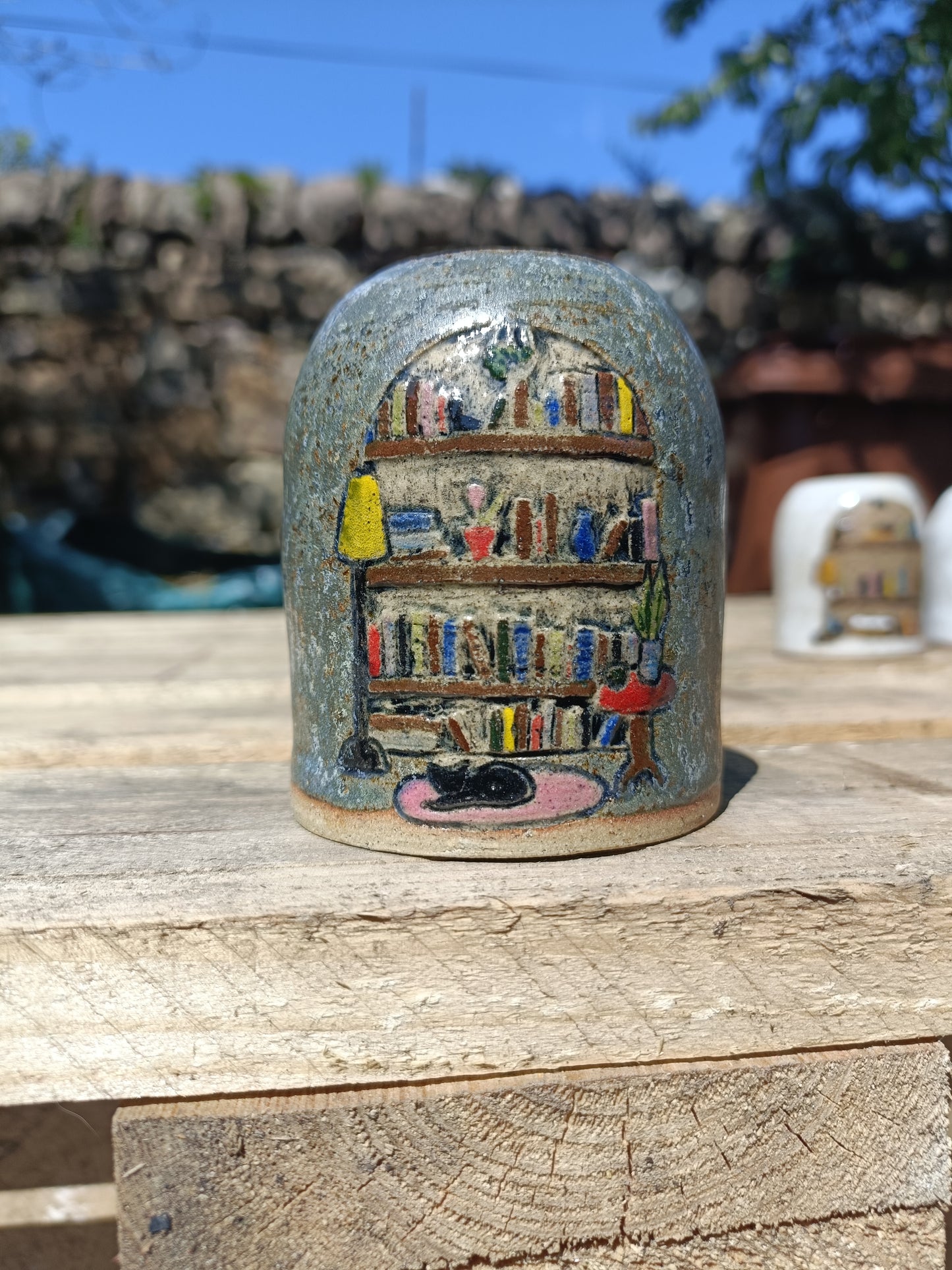 Book shelf mini bud cat vase